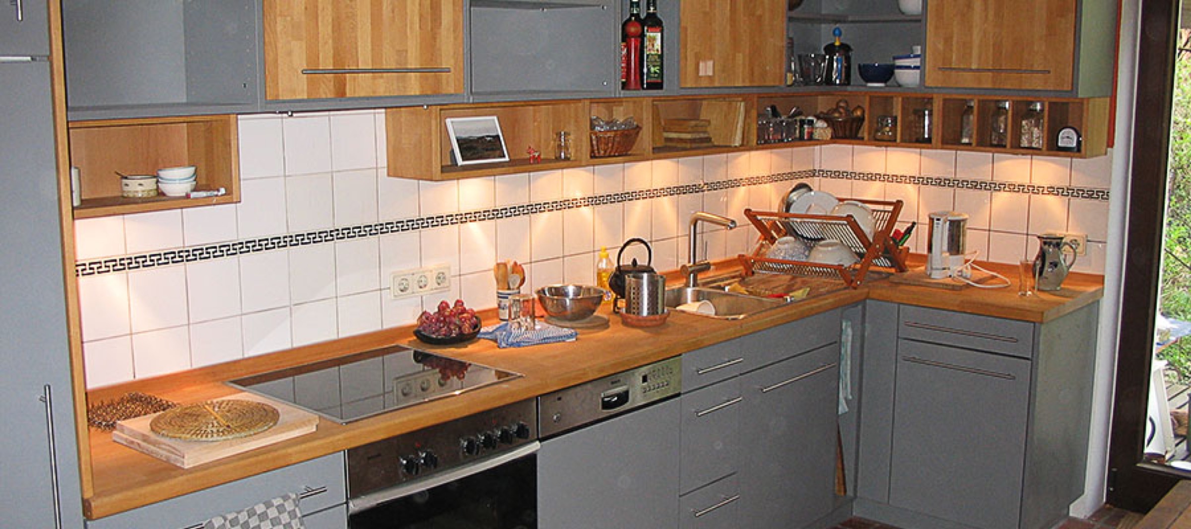 Küchenzeile in Grau und Holzoptik